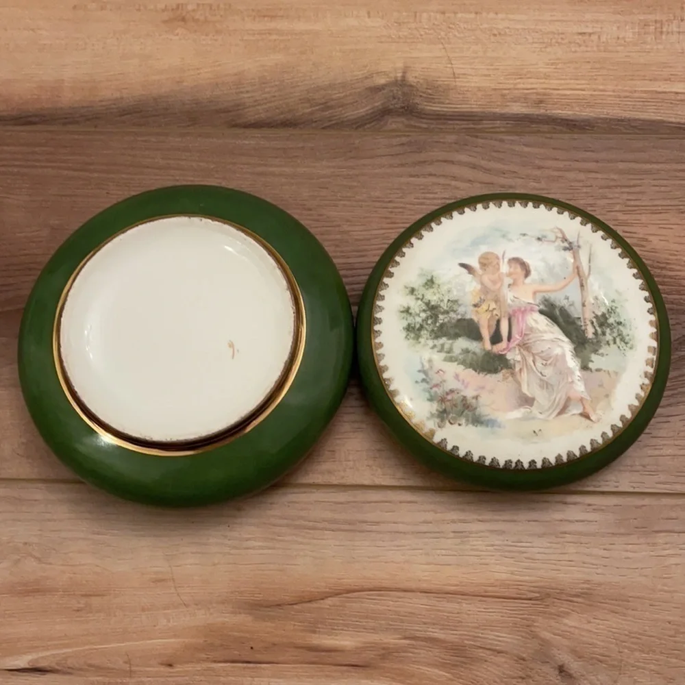 Vintage and pristine condition Royal Vienna portrait/ trinket box​​​​​​​​​​​​​​​